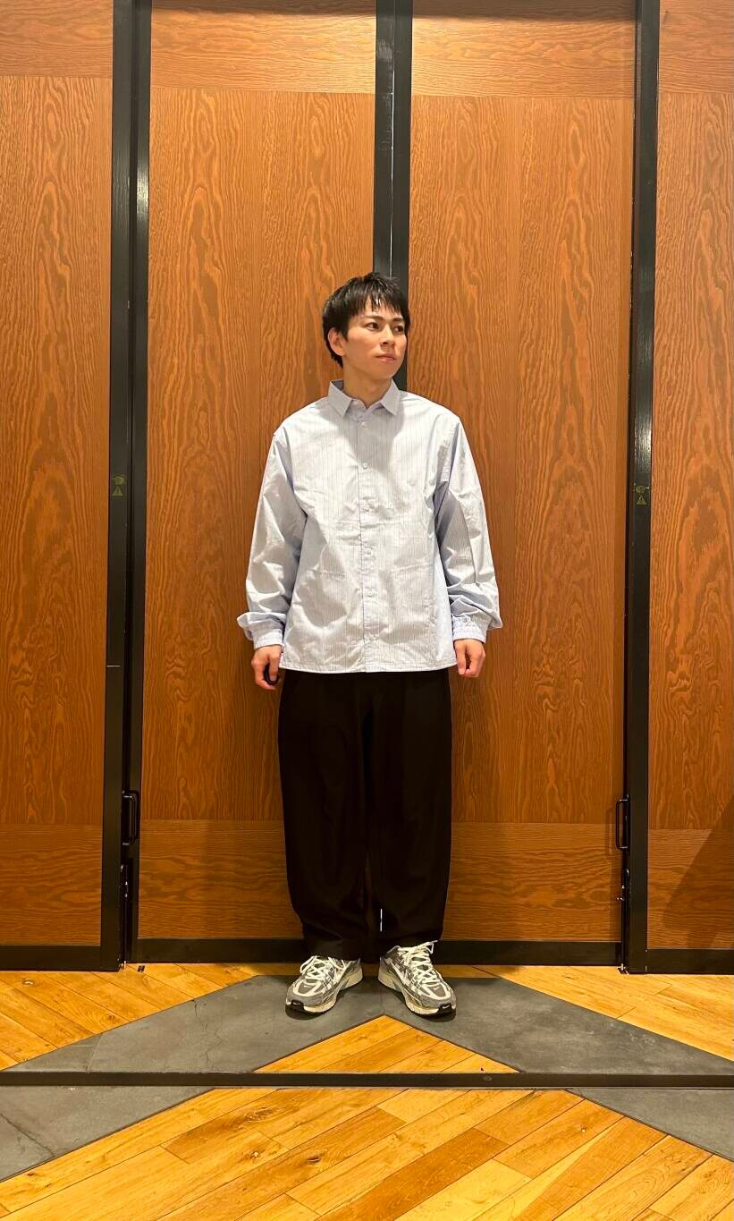 ブルー系のその他パンツを着用したメンズの冬コーディネートの2枚目の写真