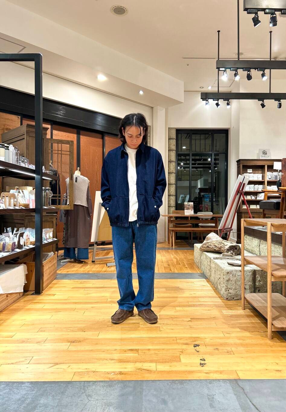 ブルー系のデニムパンツ、ブルー系のデニムジャケットを着用したメンズの秋コーディネートの3枚目の写真