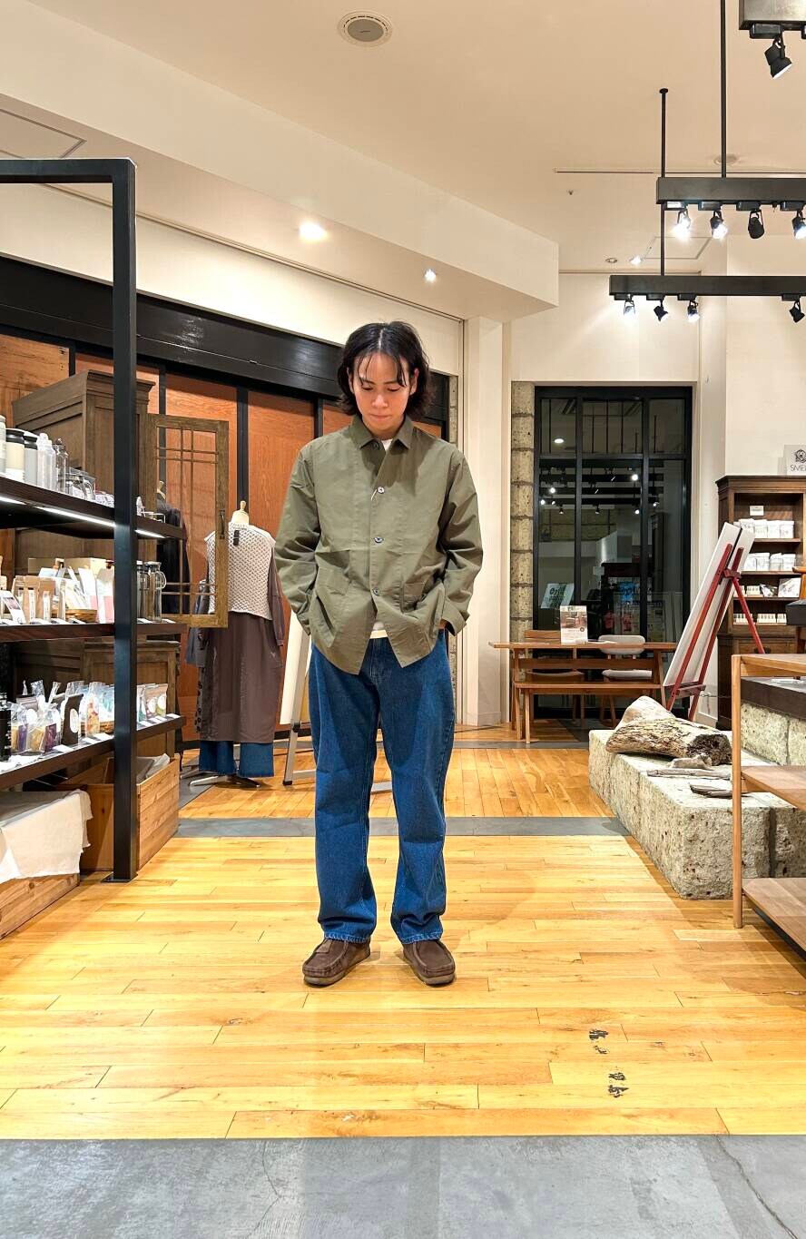 ホワイト系のTシャツ/カットソー、ブルー系のデニムパンツ、グリーン系のシャツ/ブラウスを着用したメンズの秋コーディネートの3枚目の写真