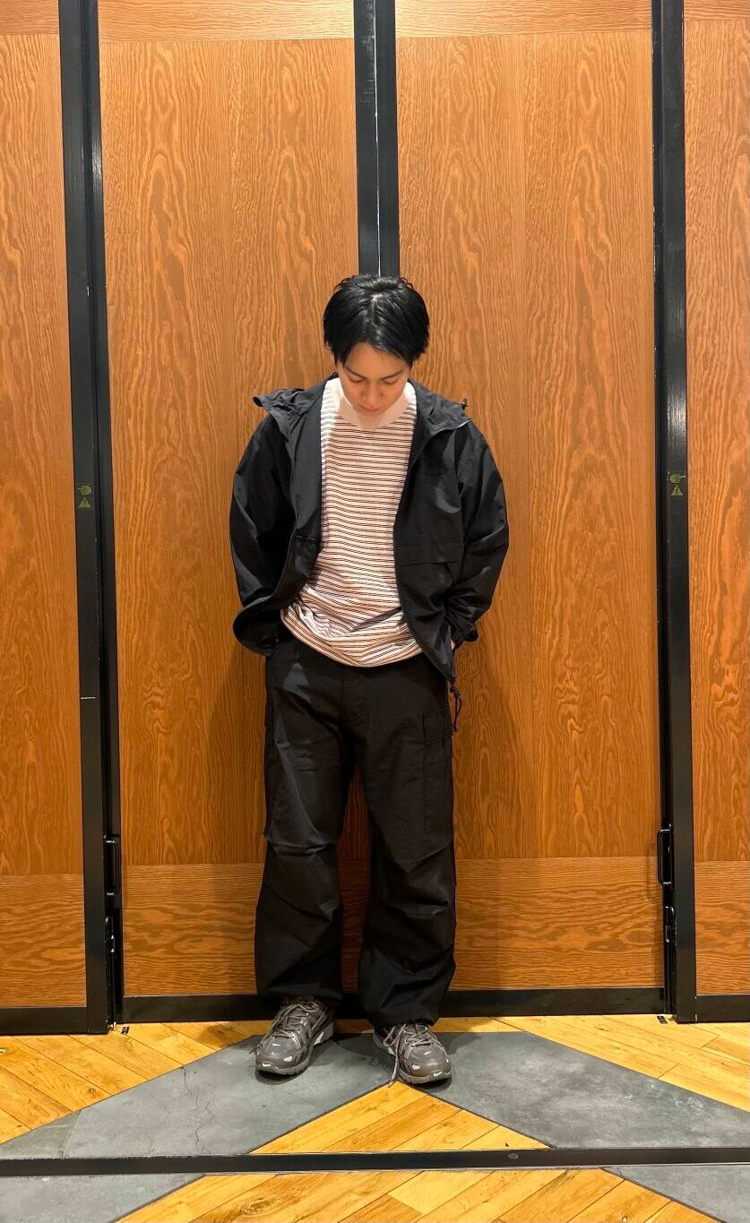 「シンプル、デートコーデ、スニーカーコーデ、春アウター、newarrival、doors、低身長コーデ、EKAL、春カラーコーデ、低身長おススメアウター、私のイチ推しブランド、スタッフのこれ買いました、最旬アウターコーデ、過ごしやすい、暮らしを楽しむ」｜「URBAN RESEARCH DOORSのナイロンタッサー デタッチャブルパンツ（その他パンツ、ブラック系）」を使った、ほしださん（メンズ・170cm）の春コーディネートの2枚目の写真