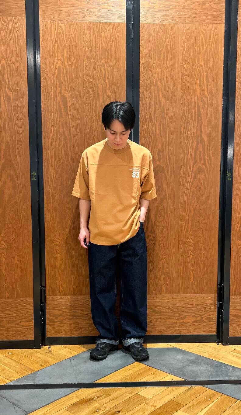 ブルー系のデニムパンツ、オレンジ系のTシャツ/カットソーを着用したメンズの春コーディネートの2枚目の写真