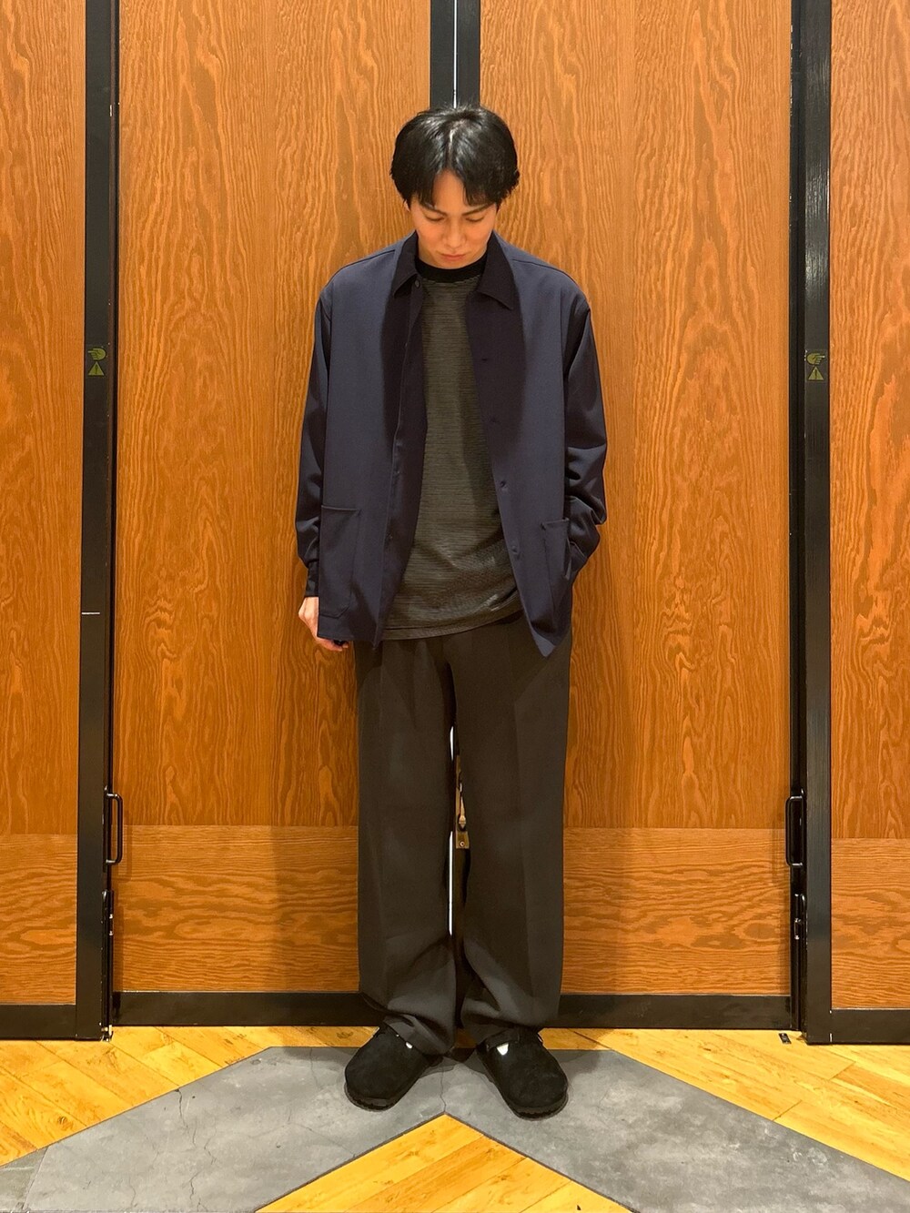 ブラック系のTシャツ/カットソー、ブラック系のサンダルを着用したメンズの秋コーディネートの2枚目の写真