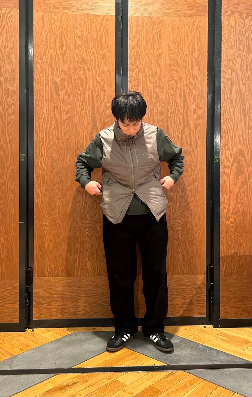 ブラック系のスニーカー、ブラック系のその他パンツ、ブラック系のスウェットを着用したメンズの冬コーディネートの2枚目の写真