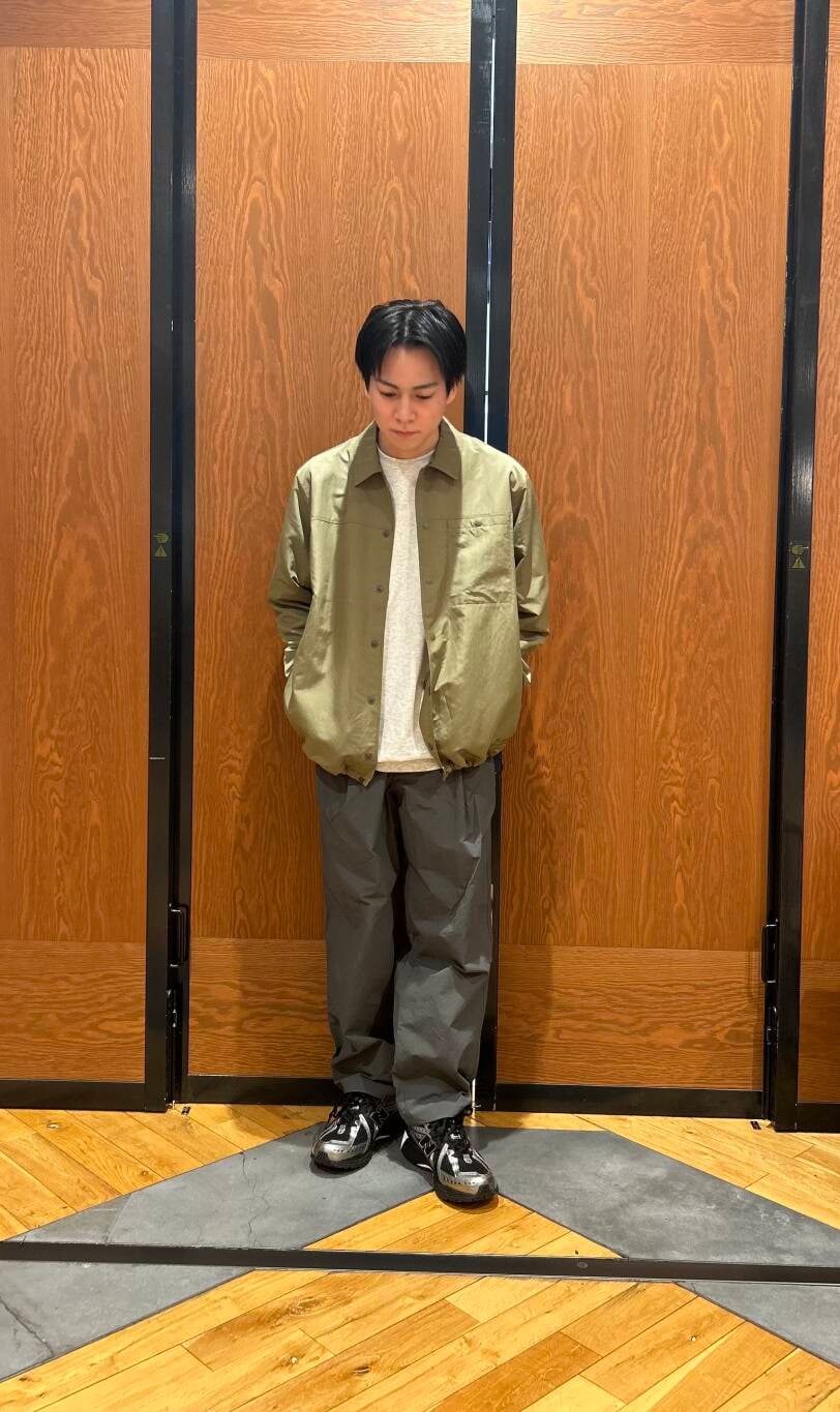 「シンプル、デートコーデ、スニーカーコーデ、春アウター、newarrival、doors、低身長コーデ、EKAL、春カラーコーデ、低身長おススメアウター、私のイチ推しブランド、スタッフのこれ買いました、最旬アウターコーデ、過ごしやすい、暮らしを楽しむ」｜「EKALの『UR TECH』『撥水/UVカット』ナイロンタッサートラウザー（その他パンツ、グレー系）」を使った、ほしださん（メンズ・170cm）の春コーディネートの2枚目の写真