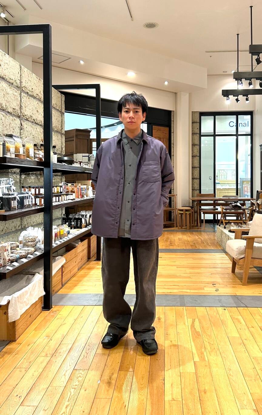 グレー系のその他パンツ、グレー系のシャツ/ブラウス、グレー系のダウンジャケット/コートを着用したメンズの秋コーディネートの2枚目の写真