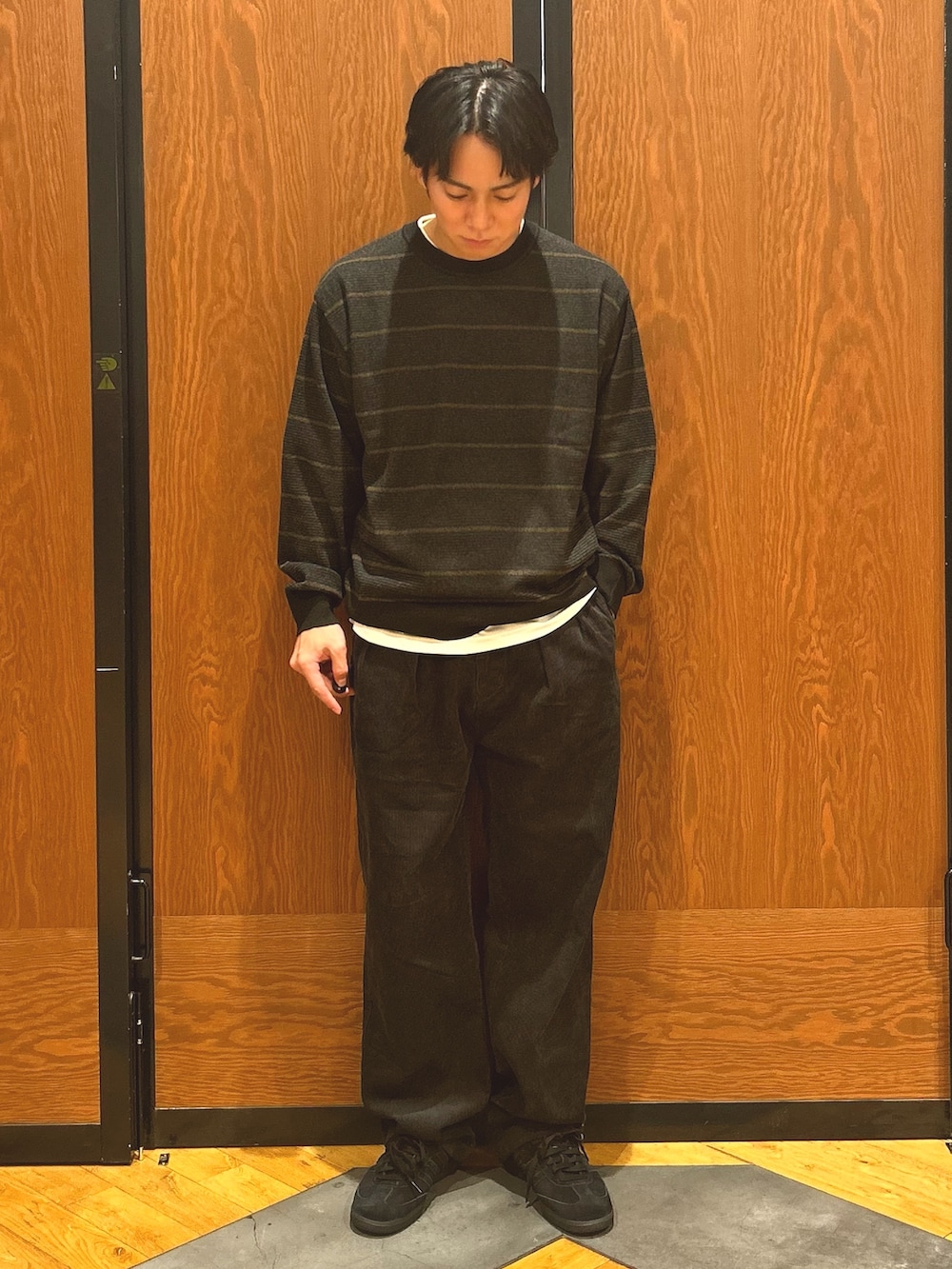 ブラウン系のニット/セーター、グレー系のその他パンツ、ブラック系のスニーカーを着用したメンズの秋コーディネートの2枚目の写真