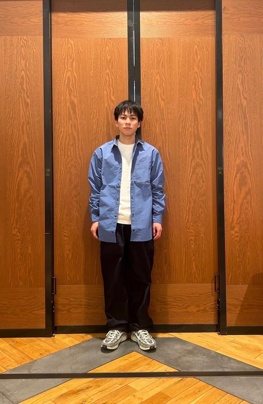 「シンプル、デートコーデ、スニーカーコーデ、newarrival、doors、低身長コーデ、スウェットコーデ、低身長おススメアウター、私のイチ推しブランド、スタッフのこれ買いました、スウェットで楽しむカジュアルコーデ、最旬アウターコーデ、カラーニットで楽しむ冬コーデ、暮らしを楽しむ、私の推しセールアイテム24aw」｜「EKALの『速乾/イージーケア』ツータックイージトラウザー（その他パンツ、ブルー系）」を使った、ほしださん（メンズ・170cm）の冬コーディネートの2枚目の写真