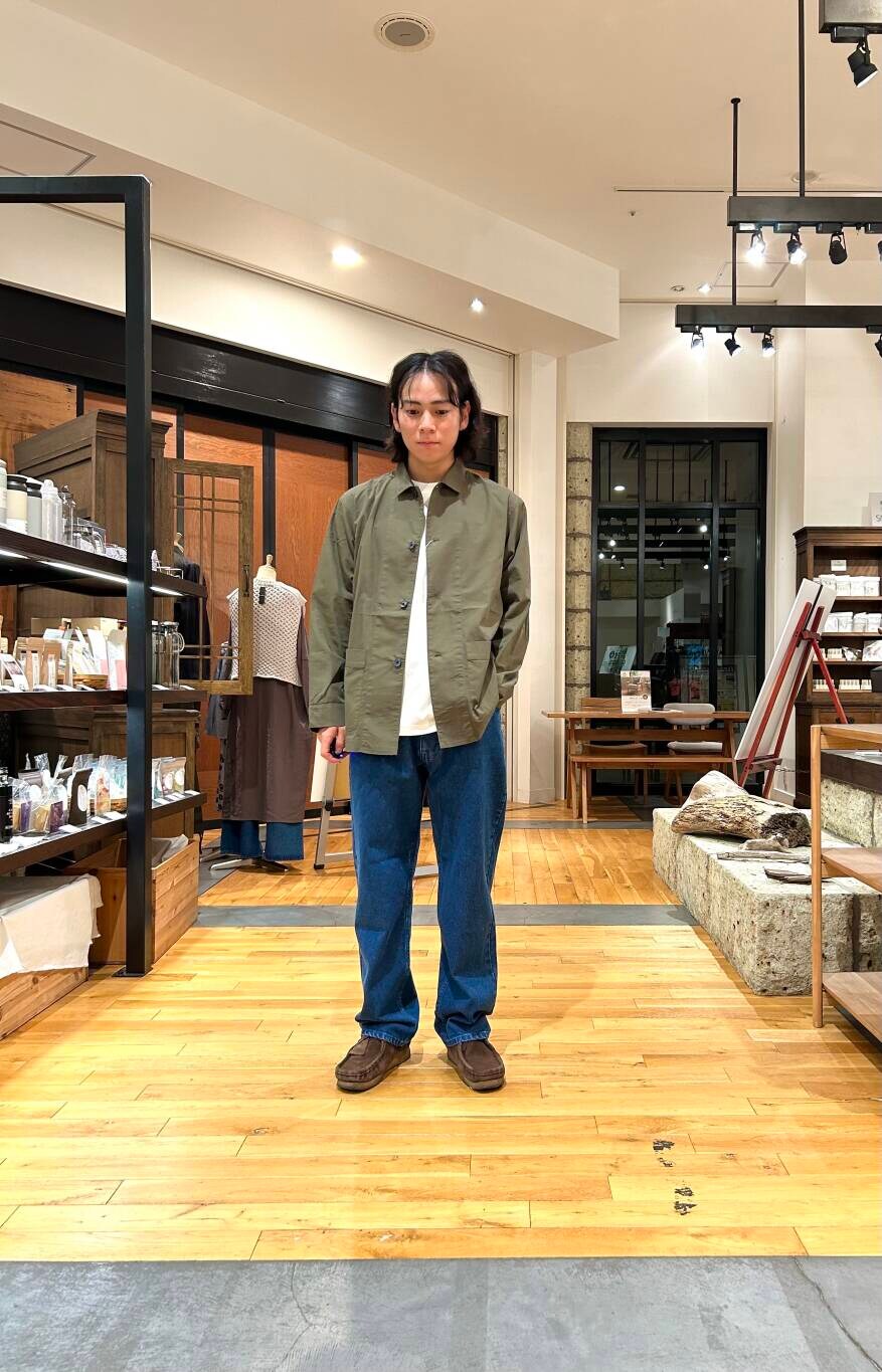 ホワイト系のTシャツ/カットソー、ブルー系のデニムパンツ、グリーン系のシャツ/ブラウスを着用したメンズの秋コーディネートの2枚目の写真