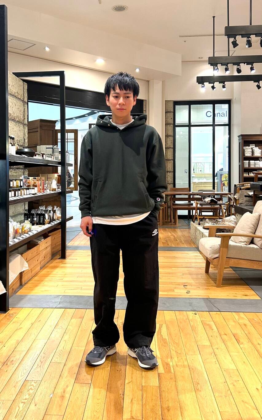 ブラック系のその他パンツ、ブラック系のパーカー、グレー系のスニーカーを着用したメンズの秋コーディネートの2枚目の写真