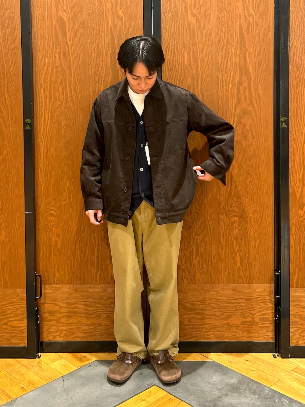 ホワイト系のTシャツ/カットソー、ブルー系のカーディガン/ボレロ、ブラウン系のその他アウターを着用したメンズの秋コーディネートの3枚目の写真