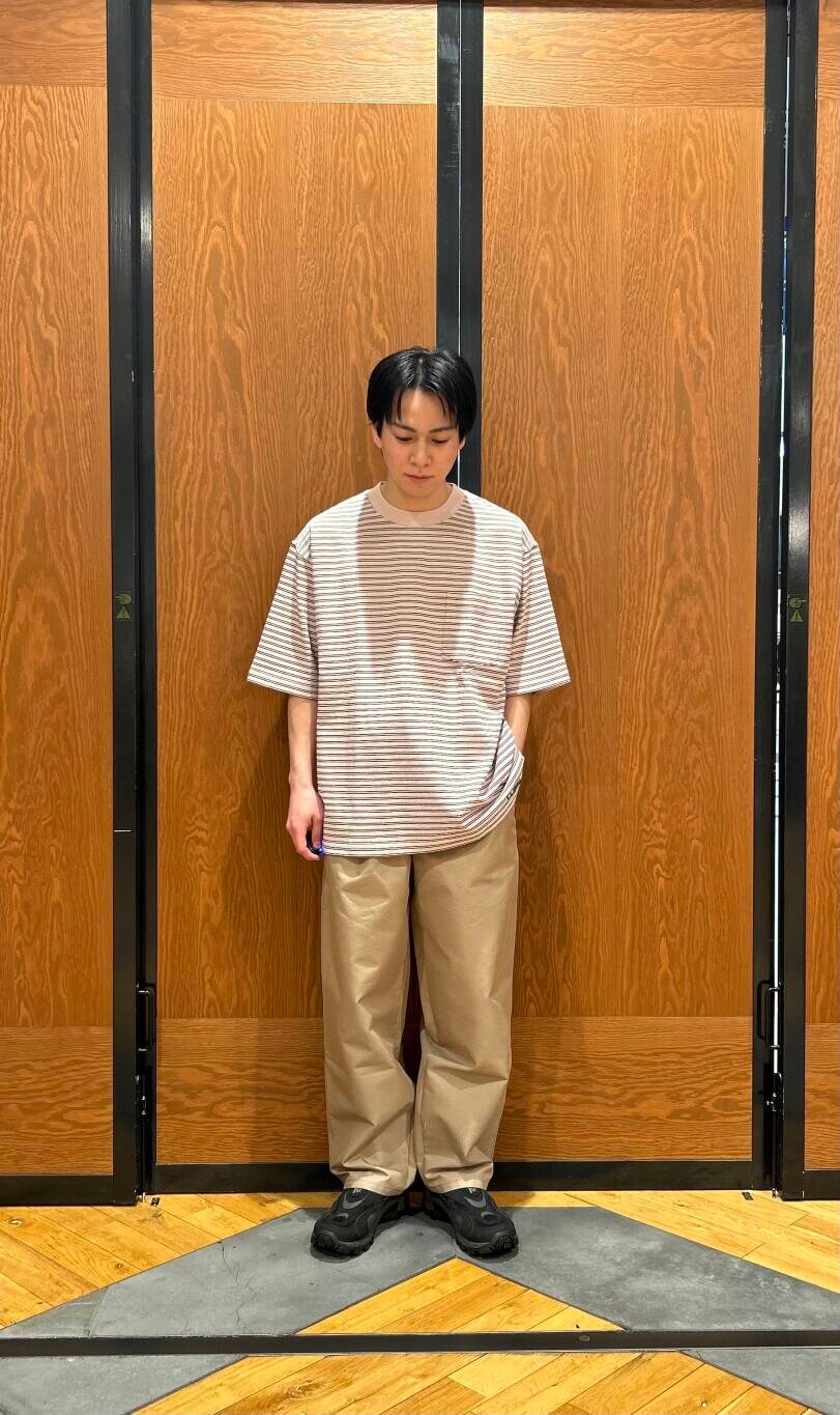 ベージュ系のその他パンツを着用したメンズの春コーディネートの2枚目の写真