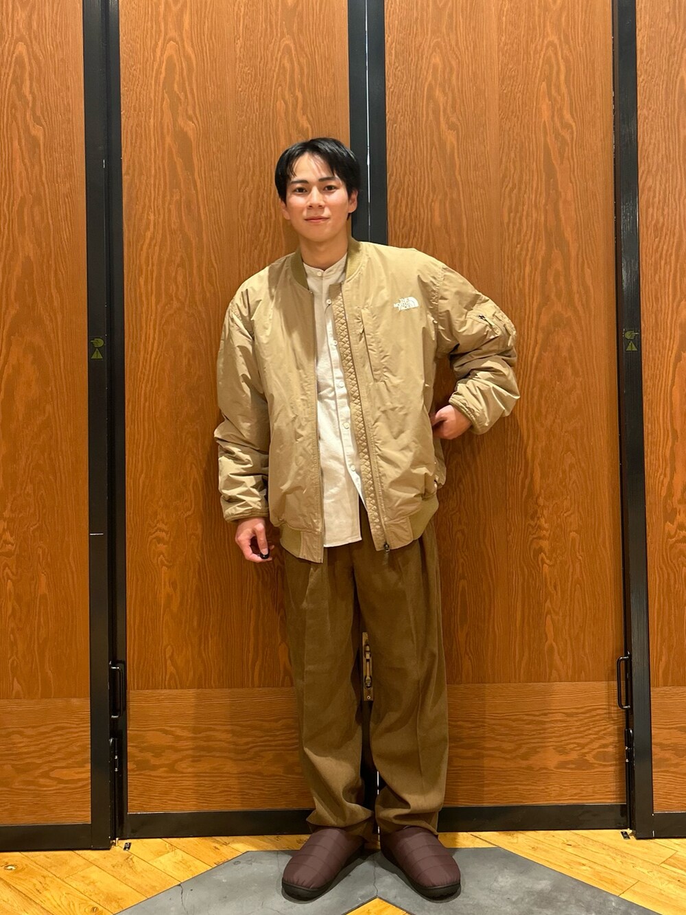 ホワイト系のシャツ/ブラウス、ベージュ系のその他パンツ、ブラウン系のその他シューズを着用したメンズの冬コーディネートの2枚目の写真