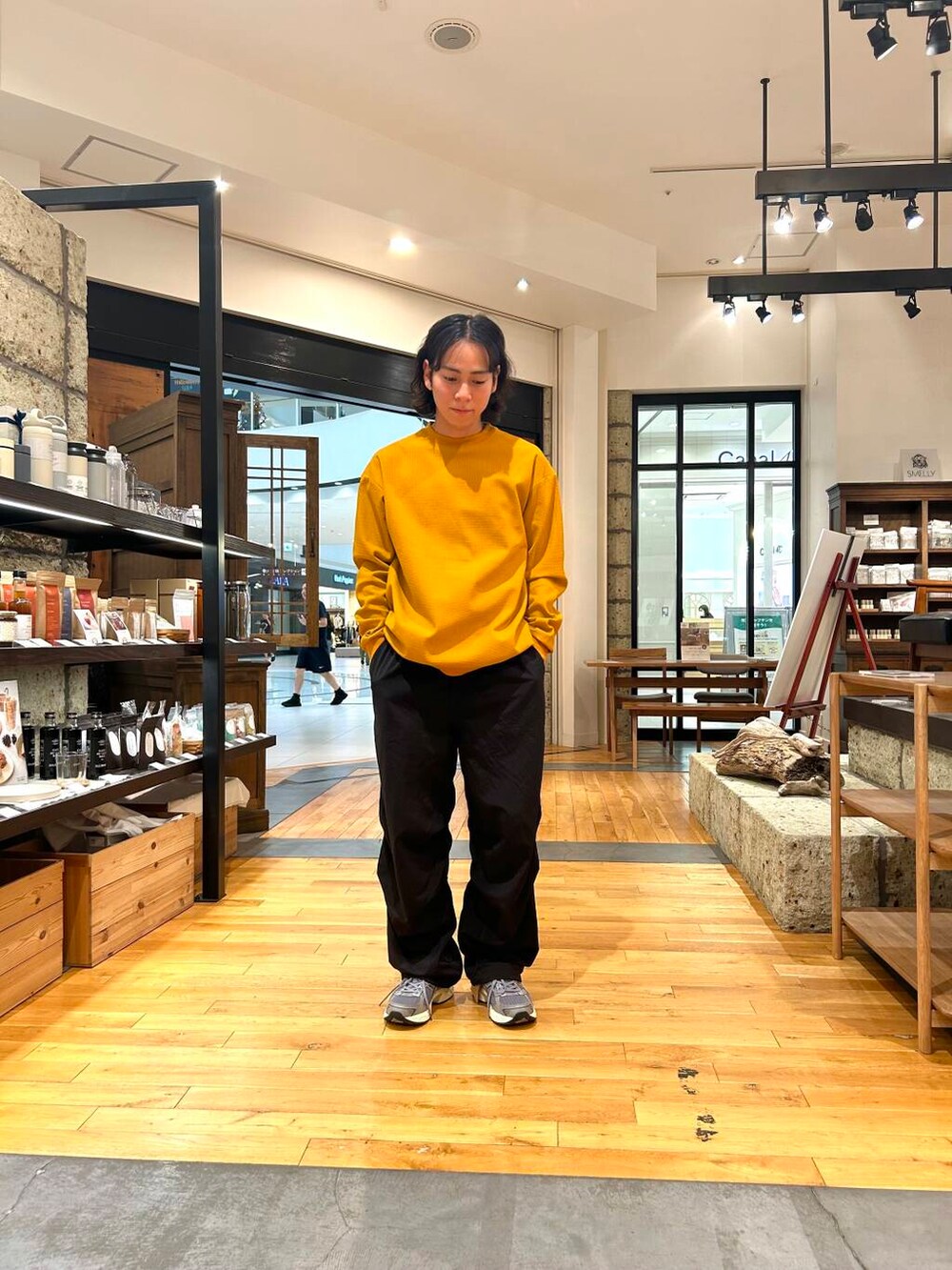 グレー系のスニーカー、ブラック系のその他パンツ、イエロー系のTシャツ/カットソーを着用したメンズの秋コーディネートの2枚目の写真