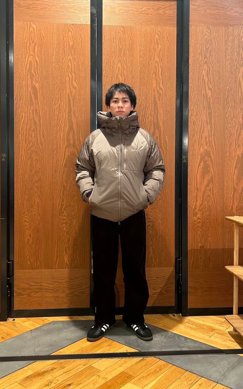 ブラック系のスニーカー、ブラック系のその他パンツ、グレー系のその他アウターを着用したメンズの冬コーディネートの2枚目の写真