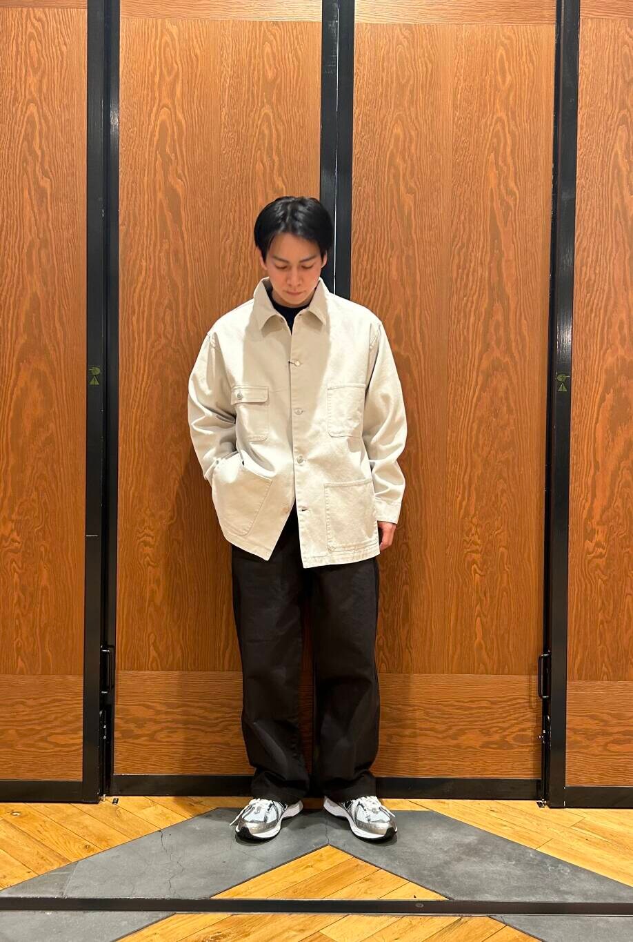 「シンプル、デートコーデ、スニーカーコーデ、春アウター、newarrival、doors、低身長コーデ、春カラーコーデ、低身長おススメアウター、私のイチ推しブランド、スタッフのこれ買いました、最旬アウターコーデ、過ごしやすい、暮らしを楽しむ、春のジャケットスタイル」｜「URBAN RESEARCH DOORSのワンタック ウェポンパンツ（その他パンツ、グレー系）」を使った、ほしださん（メンズ・170cm）の春コーディネートの2枚目の写真