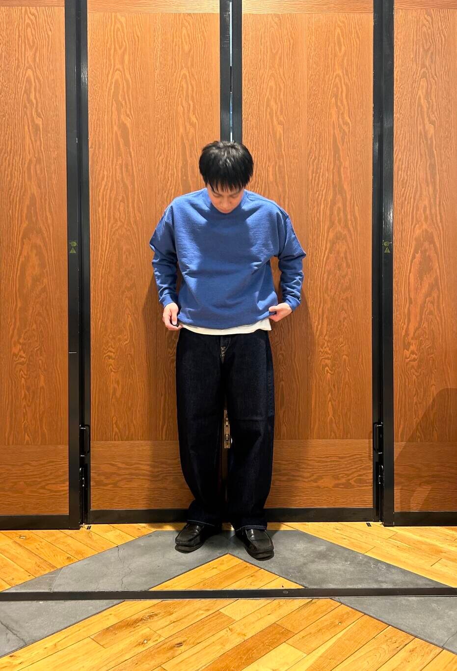 ブルー系のデニムパンツを着用したメンズの冬コーディネートの2枚目の写真