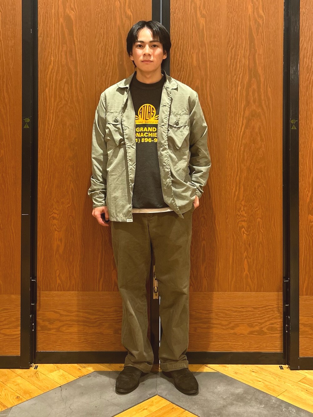 ブラック系のドレスシューズを着用したメンズの秋コーディネートの2枚目の写真