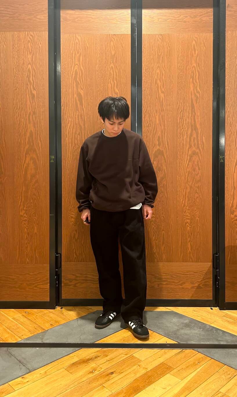 ブラック系のスニーカー、ブラック系のその他パンツ、ブラウン系のTシャツ/カットソーを着用したメンズの冬コーディネートの2枚目の写真