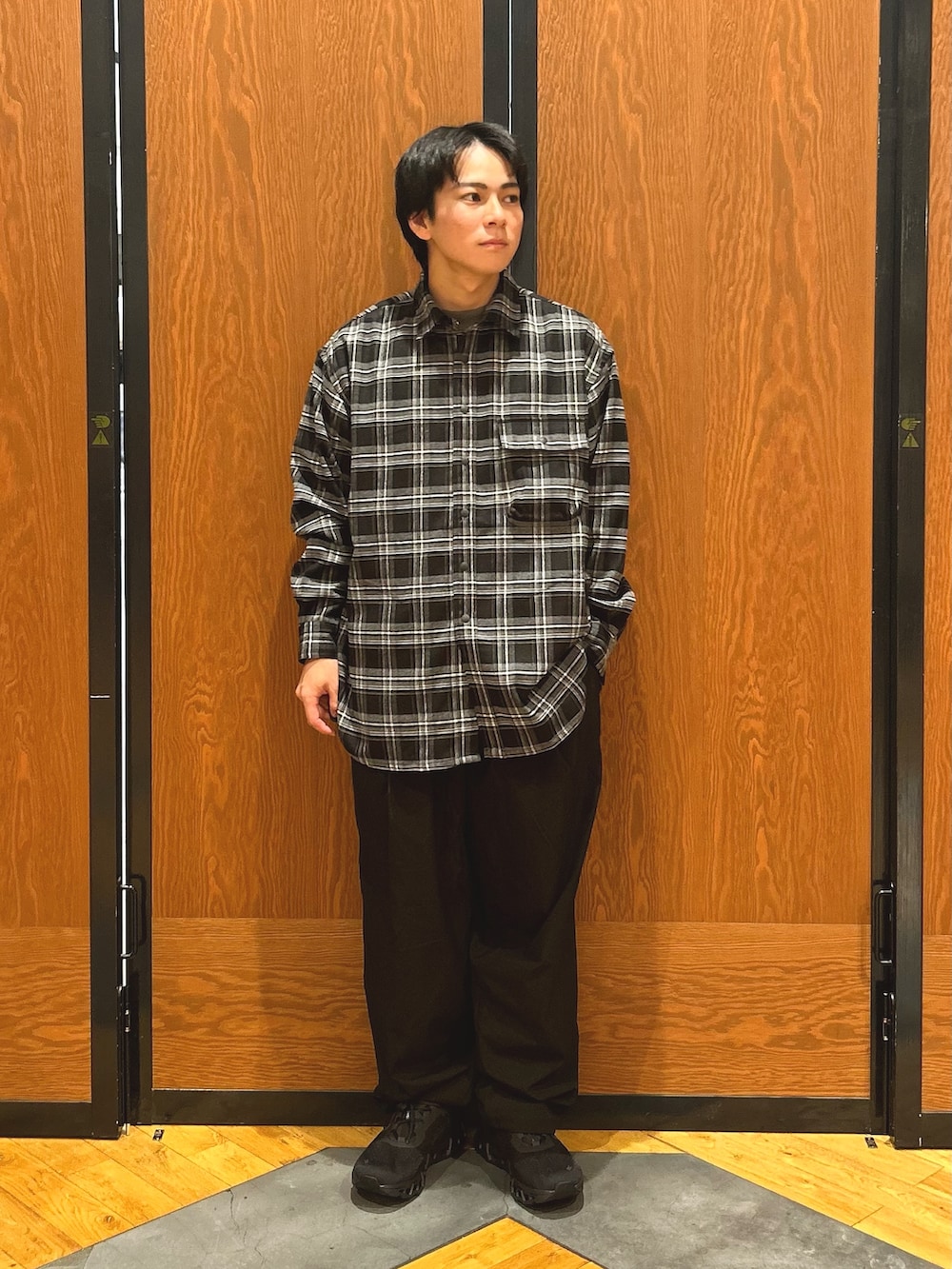 ブラック系のシャツ/ブラウス、ブラック系のその他パンツ、ブラック系のスニーカーを着用したメンズの秋コーディネートの3枚目の写真