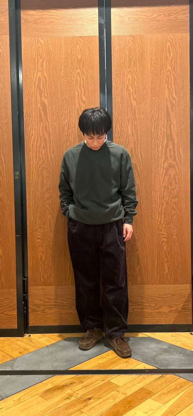 グレー系のその他パンツ、ブラック系のスウェットを着用したメンズの冬コーディネートの2枚目の写真