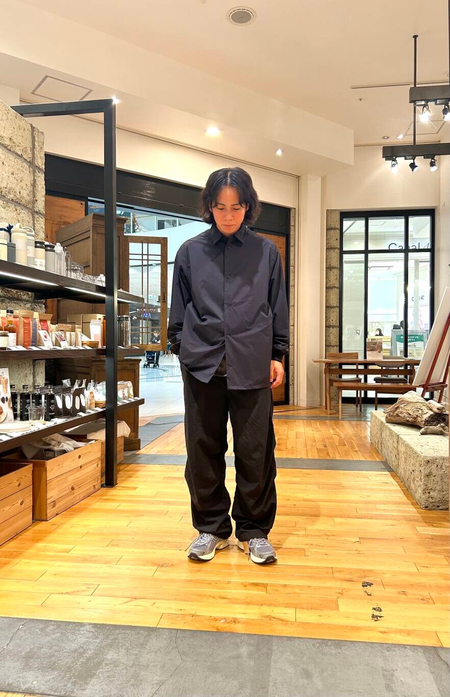 ブラック系のシャツ/ブラウス、グレー系のTシャツ/カットソー、グレー系のスニーカーを着用したメンズの秋コーディネートの2枚目の写真