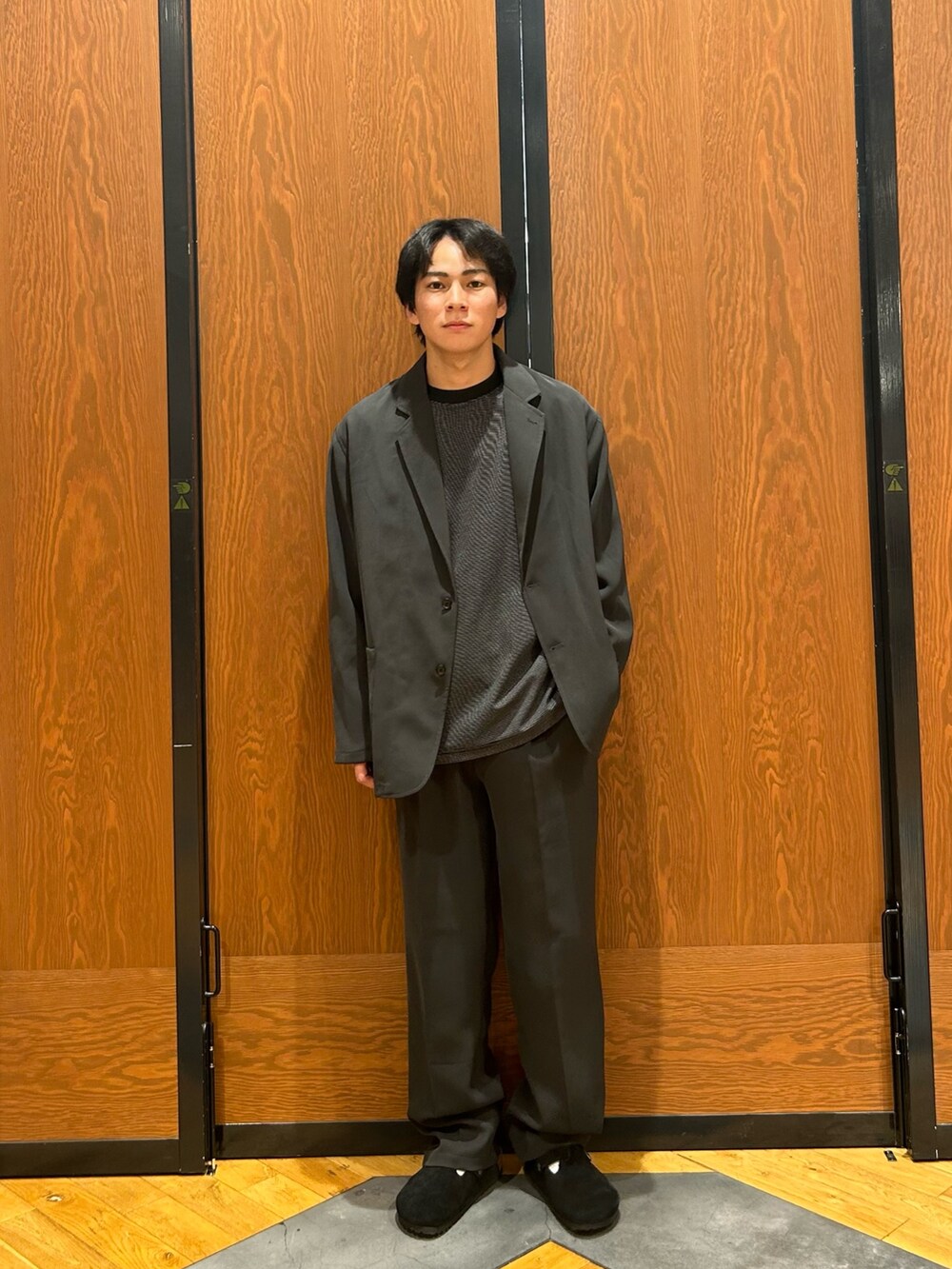ブラック系のTシャツ/カットソー、ブラック系のサンダルを着用したメンズの秋コーディネートの2枚目の写真