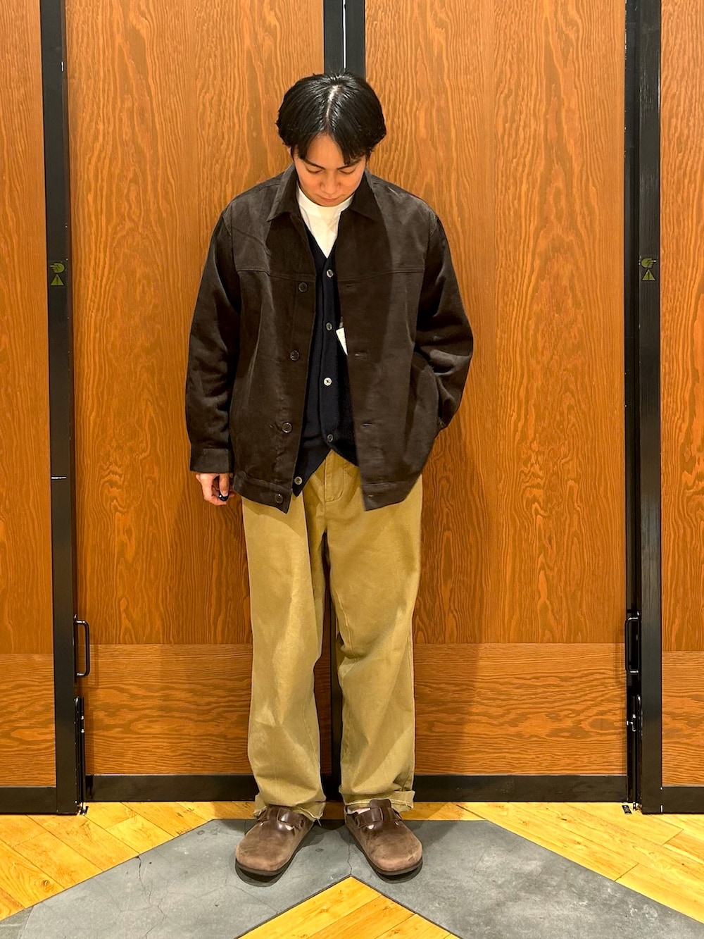 ホワイト系のTシャツ/カットソー、ブルー系のカーディガン/ボレロ、ブラウン系のその他アウターを着用したメンズの秋コーディネートの2枚目の写真