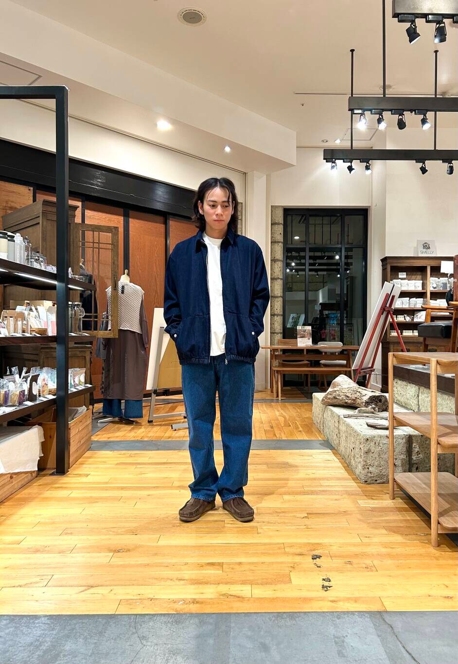 ブルー系のデニムパンツ、ブルー系のデニムジャケットを着用したメンズの秋コーディネートの2枚目の写真