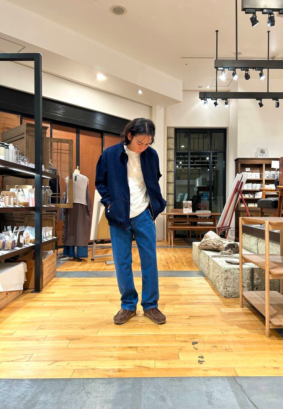 ブルー系のデニムパンツ、ブルー系のデニムジャケットを着用したメンズの秋コーディネートの4枚目の写真