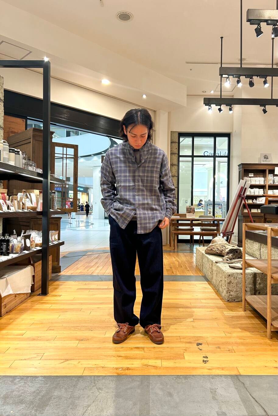 ブルー系のデニムパンツ、グレー系のシャツ/ブラウス、ブラウン系のその他シューズを着用したメンズの秋コーディネートの3枚目の写真