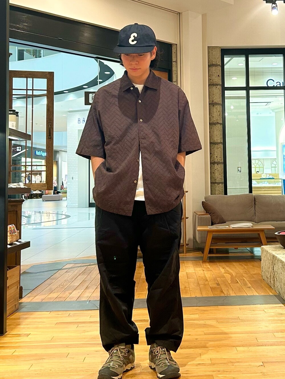 ホワイト系のTシャツ/カットソー、ブラウン系のシャツ/ブラウス、ブラック系のその他パンツを着用したメンズの夏コーディネートの2枚目の写真