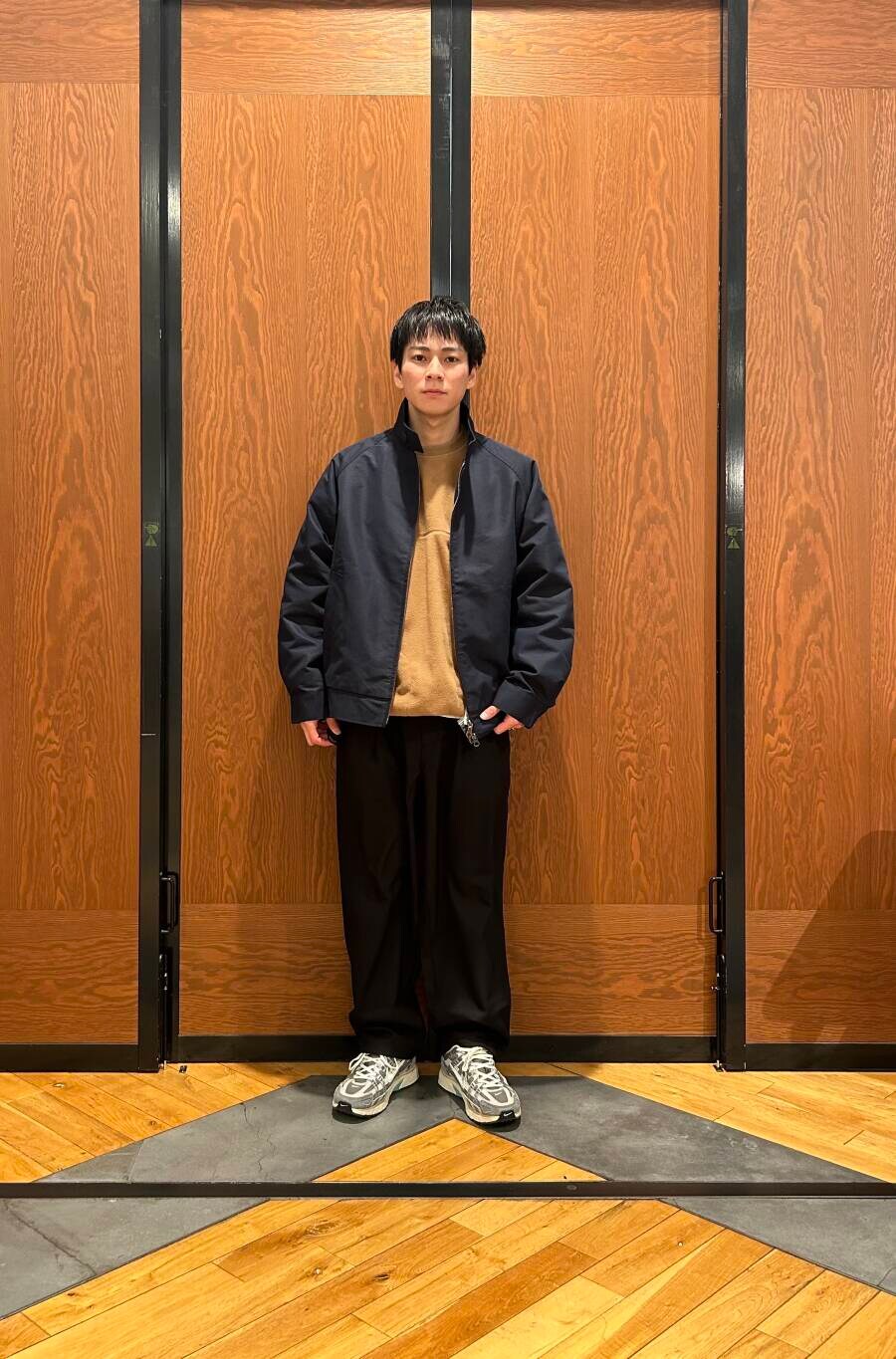 ブルー系のその他パンツ、ベージュ系のTシャツ/カットソー、ブルー系のブルゾンを着用したメンズの冬コーディネートの2枚目の写真