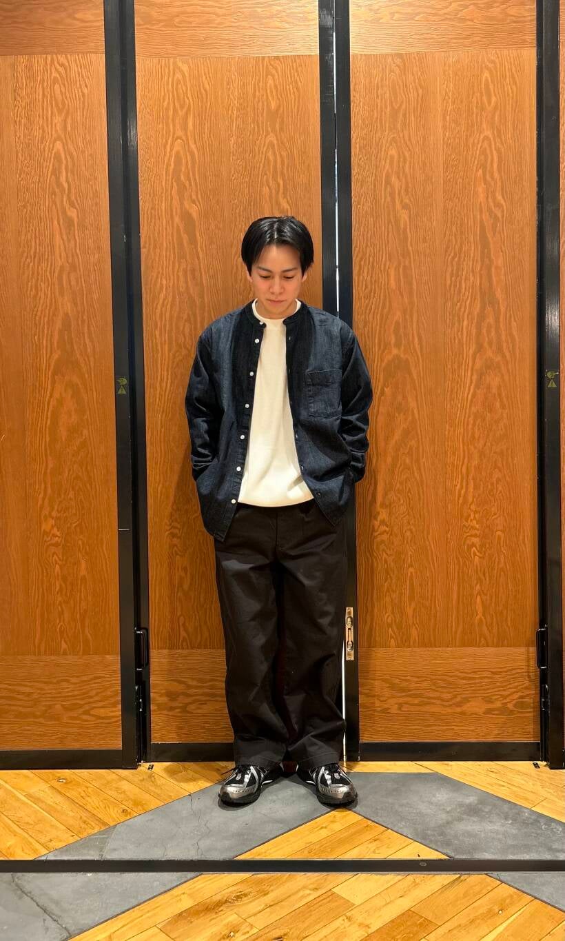 「シンプル、デートコーデ、スニーカーコーデ、春アウター、newarrival、doors、低身長コーデ、EKAL、春カラーコーデ、低身長おススメアウター、私のイチ推しブランド、スタッフのこれ買いました、最旬アウターコーデ、過ごしやすい、暮らしを楽しむ」｜「URBAN RESEARCH DOORSのデニムバンドカラーシャツ（シャツ/ブラウス、ブルー系）」を使った、ほしださん（メンズ・170cm）の春コーディネートの2枚目の写真