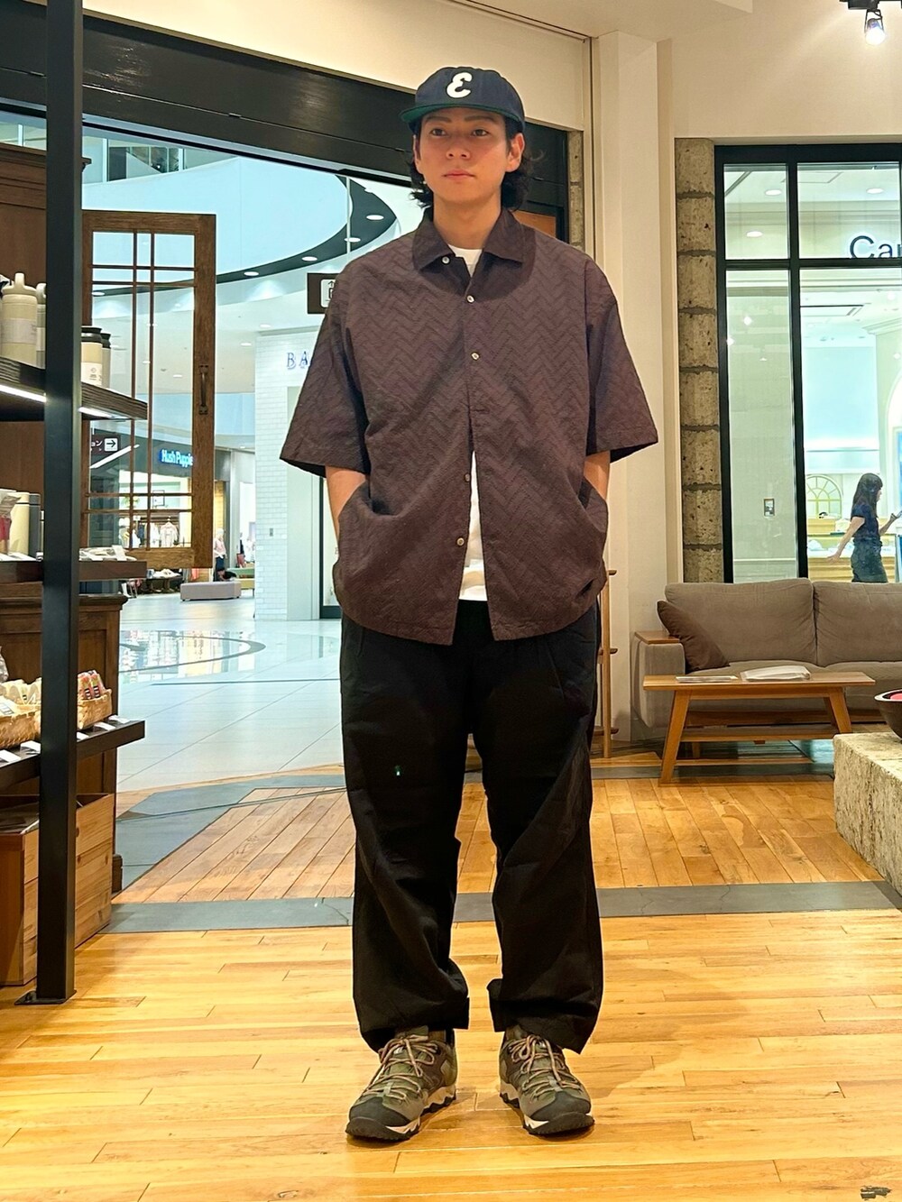 ホワイト系のTシャツ/カットソー、ブラウン系のシャツ/ブラウス、ブラック系のその他パンツを着用したメンズの夏コーディネートの3枚目の写真