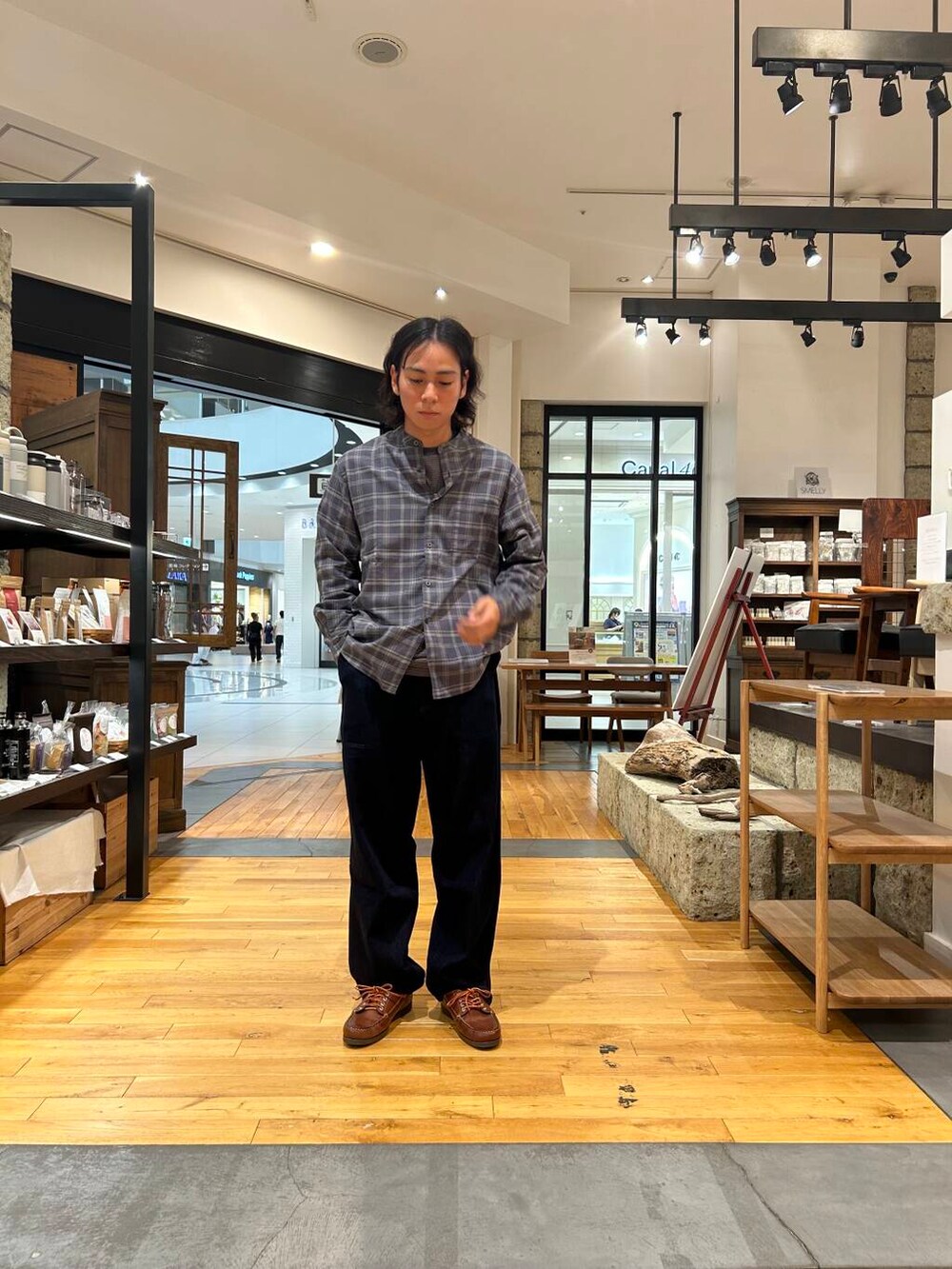 ブルー系のデニムパンツ、グレー系のシャツ/ブラウス、ブラウン系のその他シューズを着用したメンズの秋コーディネートの2枚目の写真