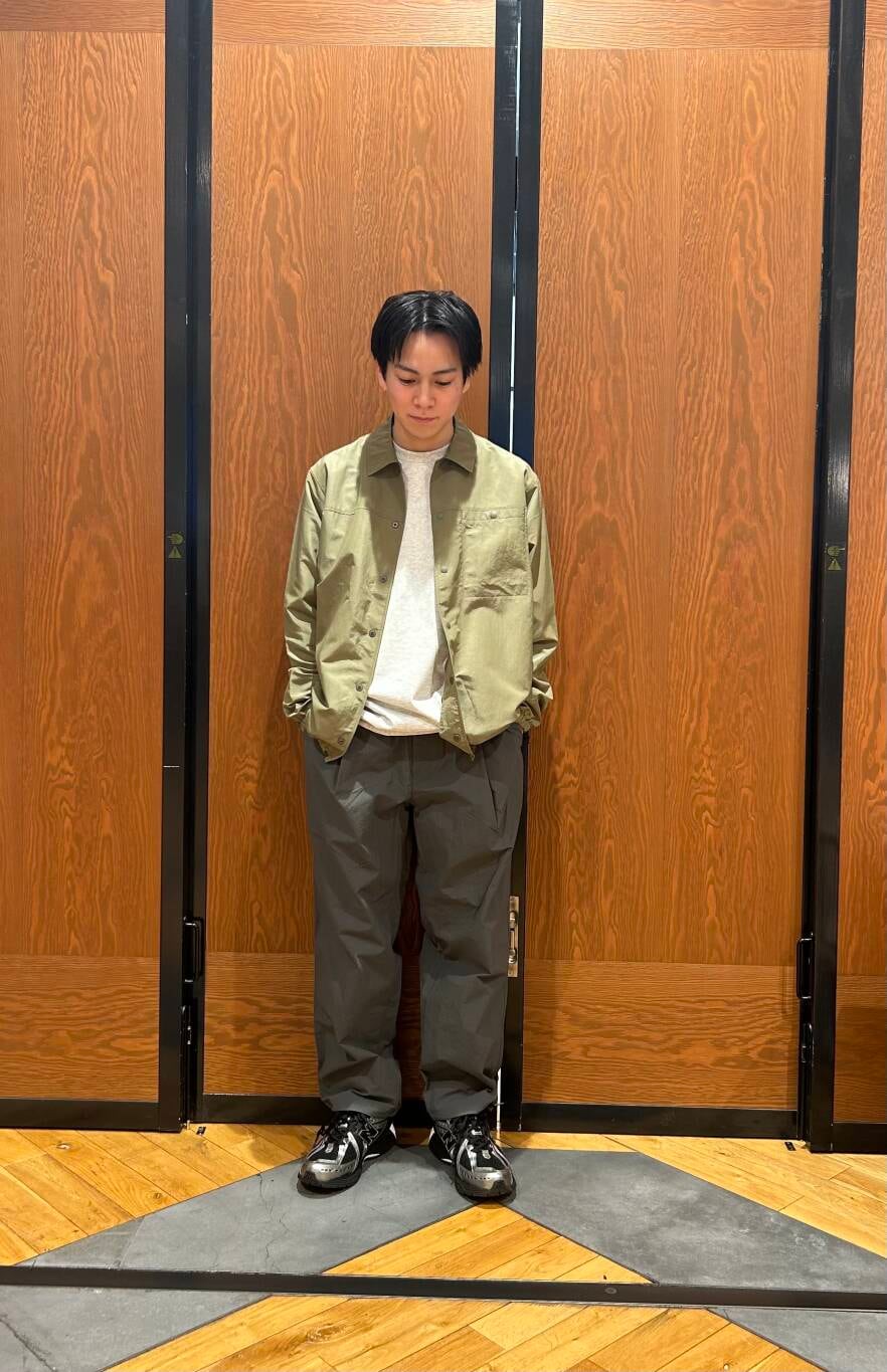 「シンプル、デートコーデ、スニーカーコーデ、春アウター、newarrival、doors、低身長コーデ、EKAL、春カラーコーデ、低身長おススメアウター、私のイチ推しブランド、スタッフのこれ買いました、最旬アウターコーデ、過ごしやすい、暮らしを楽しむ」｜「EKALの『UR TECH』『撥水/UVカット』ナイロンタッサートラウザー（その他パンツ、グレー系）」を使った、ほしださん（メンズ・170cm）の春コーディネートの3枚目の写真
