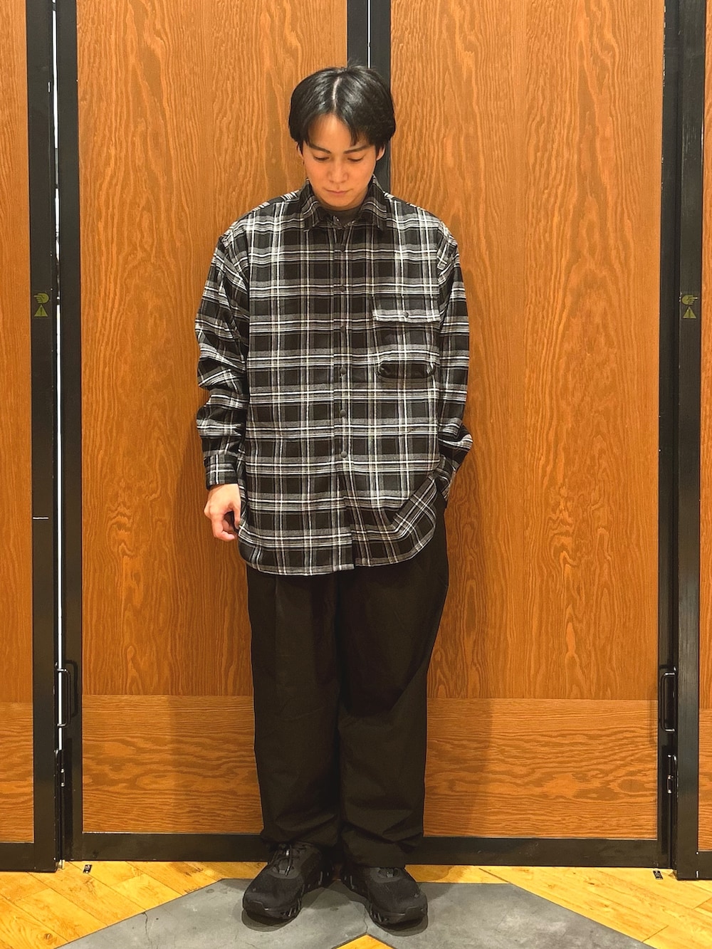 ブラック系のシャツ/ブラウス、ブラック系のその他パンツ、ブラック系のスニーカーを着用したメンズの秋コーディネートの2枚目の写真