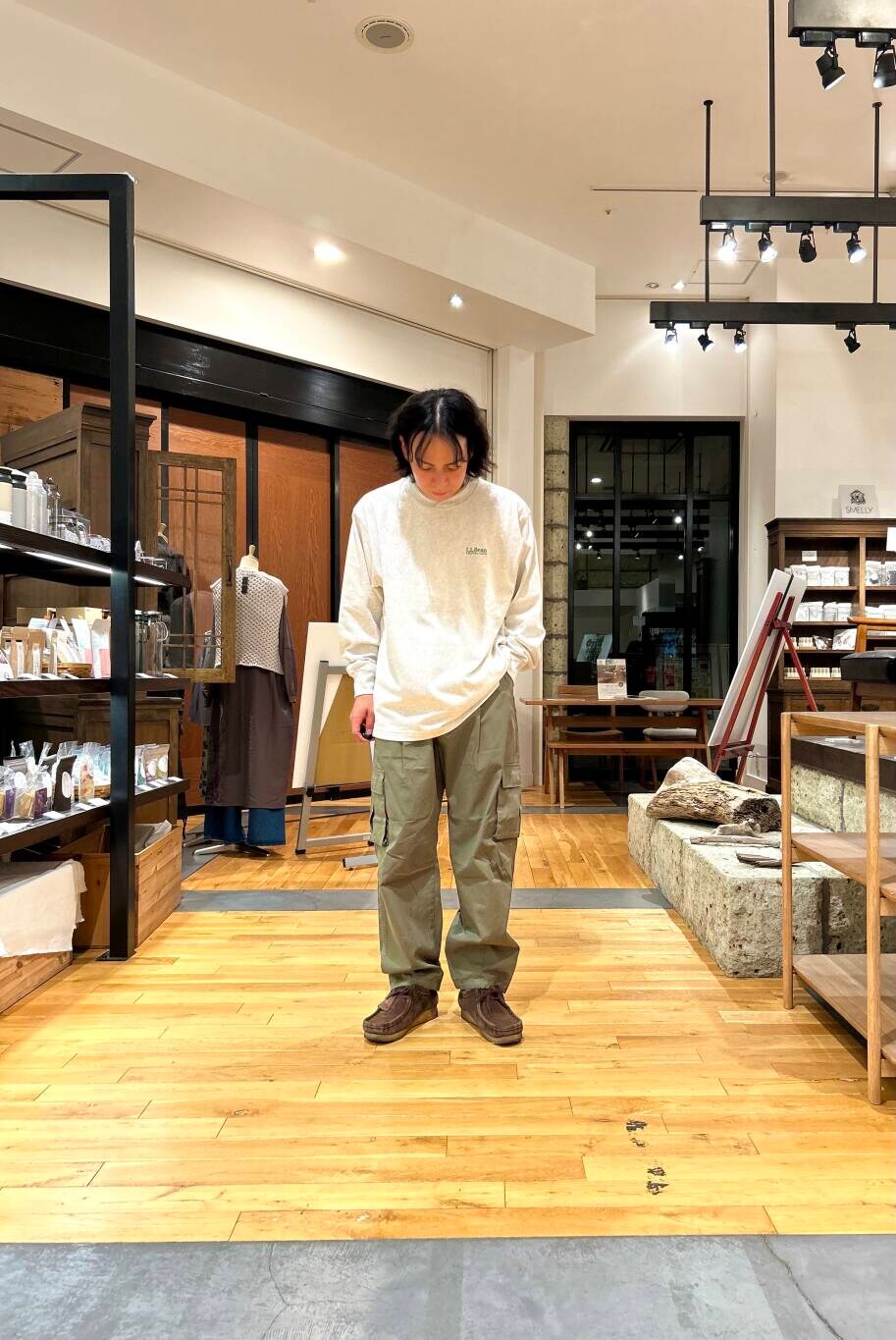 グリーン系のその他パンツ、グレー系のTシャツ/カットソーを着用したメンズの秋コーディネートの2枚目の写真