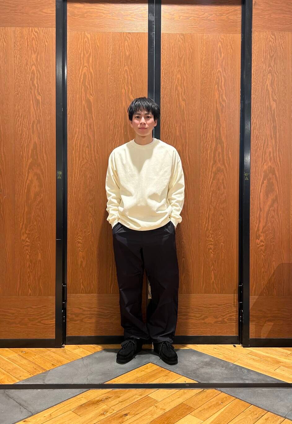 ブラック系のブーツ、ブラック系のその他パンツ、ホワイト系のTシャツ/カットソーを着用したメンズの冬コーディネートの2枚目の写真