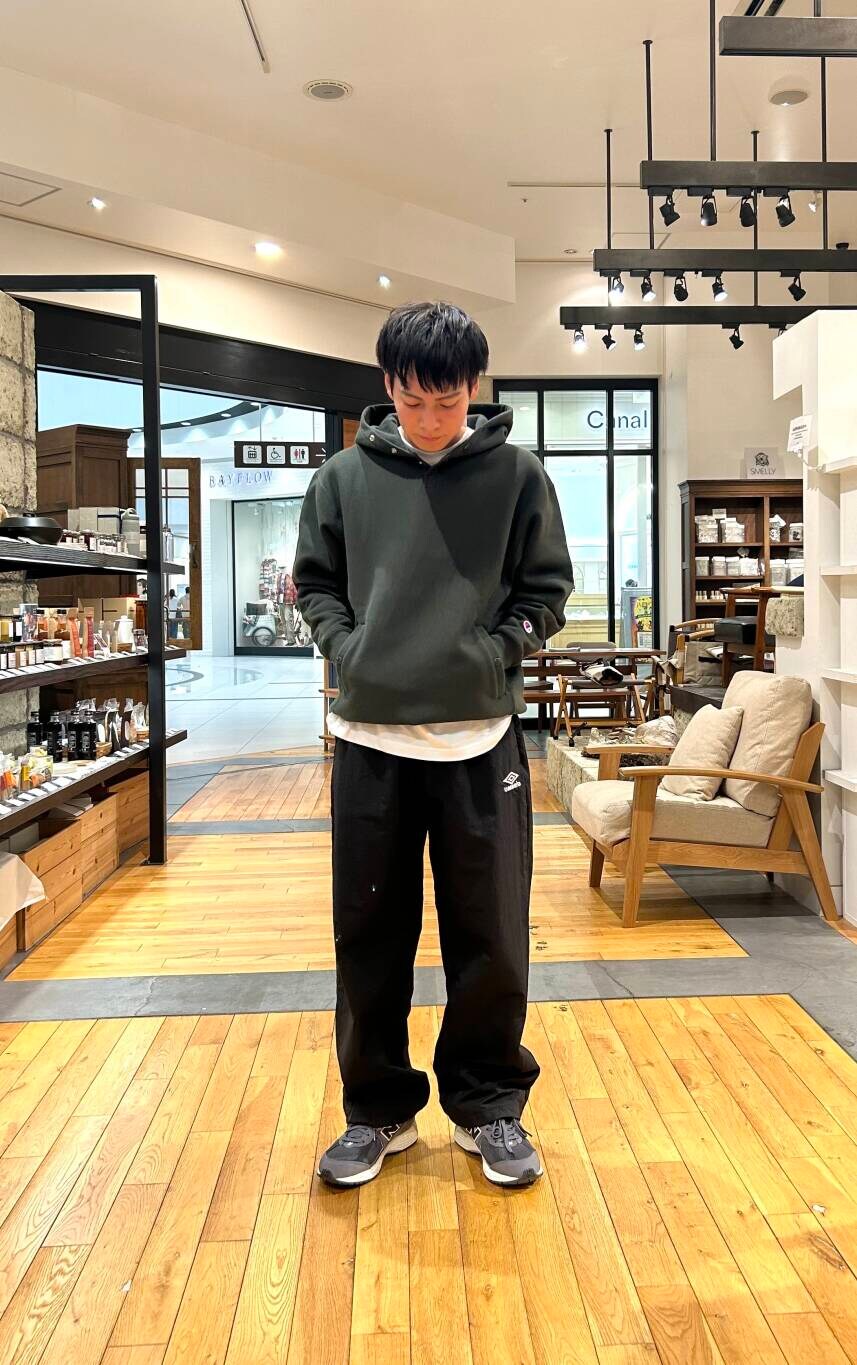 ブラック系のその他パンツ、ブラック系のパーカー、グレー系のスニーカーを着用したメンズの秋コーディネートの3枚目の写真