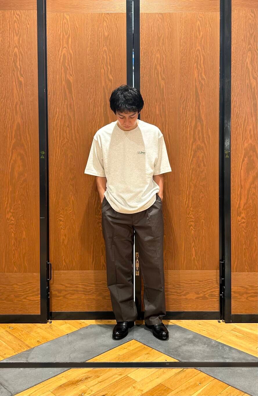 グレー系のその他パンツを着用したメンズの夏コーディネートの2枚目の写真