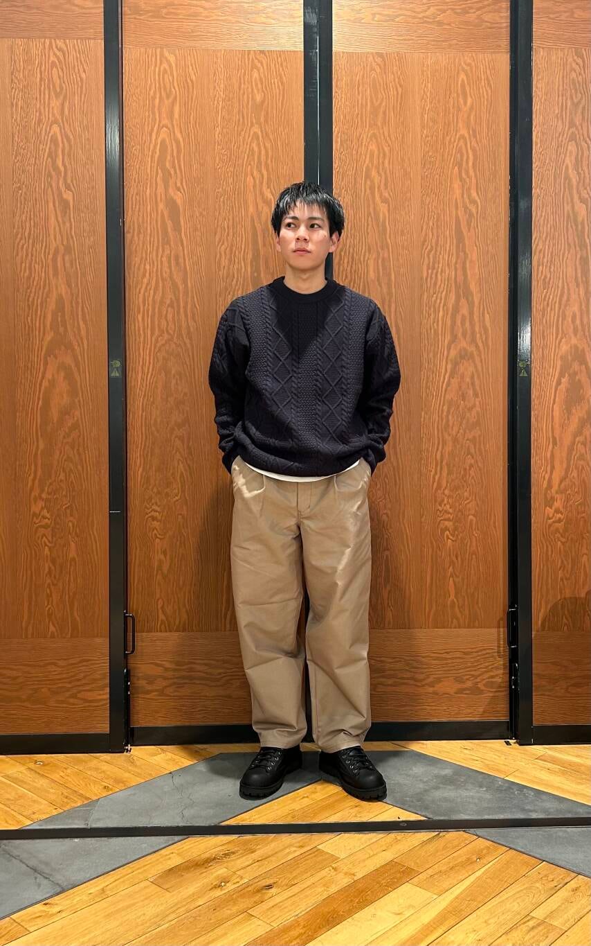 ホワイト系のTシャツ/カットソー、ブルー系のニット/セーター、ベージュ系のその他パンツを着用したメンズの冬コーディネートの2枚目の写真