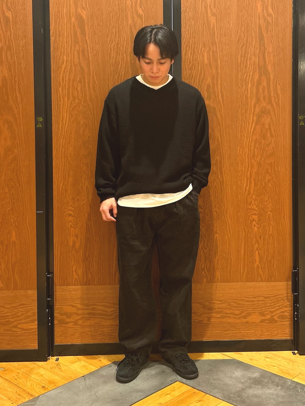 ブラック系のニット/セーター、グレー系のその他パンツ、ブラック系のスニーカーを着用したメンズの秋コーディネートの2枚目の写真