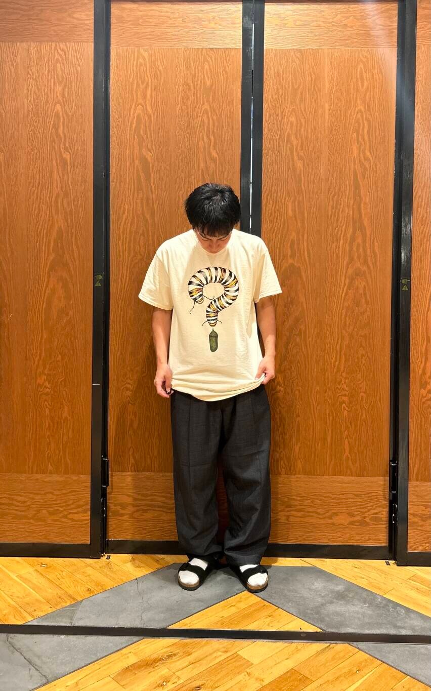 グレー系のその他パンツを着用したメンズの夏コーディネートの2枚目の写真