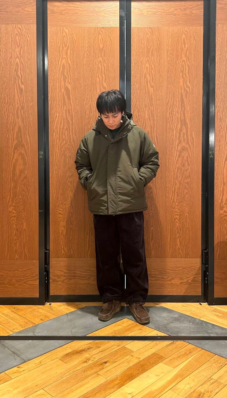 グレー系のその他パンツ、グリーン系のテーラードジャケットを着用したメンズの冬コーディネートの2枚目の写真