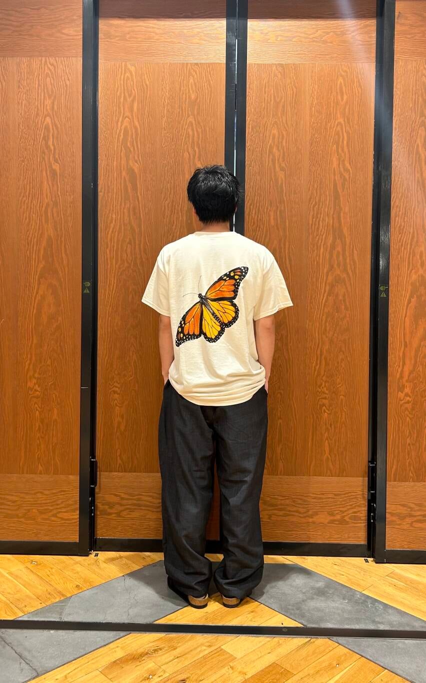 グレー系のその他パンツを着用したメンズの夏コーディネートの3枚目の写真