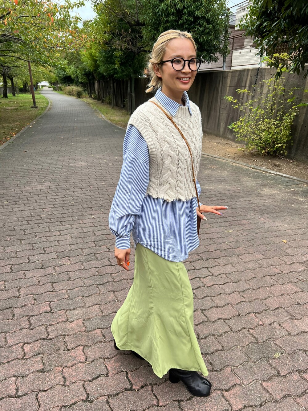 「秋ルック紹介するよ、秋のコーデ、オトナカジュアル、シンプルスタイル、シンプルコーデ、ママコーデ、オトナカワイイ、ベスト、マーメイドスカート」｜「WEGOのWEGO/ストライプオーバーサイズシャツ（シャツ/ブラウス、ブルー系）」を使った、aiさん（レディース・161cm）の秋コーディネートの3枚目の写真