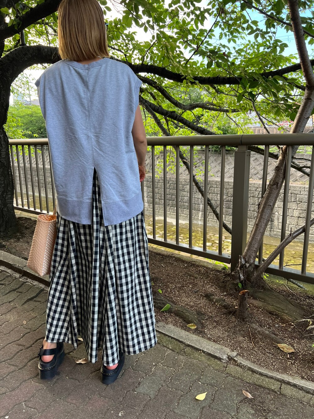 「大人カジュアル、ゆるコーデ、夏服、サンダル、ママコーデ、メガネ女子、カジュアルコーデ、スカート」｜「Dr. Martensの【Dr.Martens】VOSS QUAD SNDL（サンダル、ブラック系）」を使った、aiさん（レディース・161cm）の夏コーディネートの2枚目の写真