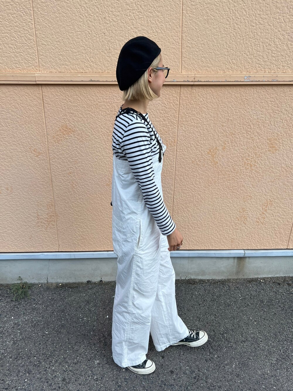 「秋ルック紹介するよ、秋のコーデ、オトナカジュアル、おしゃれさんと繋がりたい、ootd、カジュアルコーデ、ママコーデ、シンプルコーデ、着回しコーデ」｜「CANAL JEANのアイテム（サロペット/オーバーオール、ホワイト系）」を使った、aiさん（レディース・161cm）の秋コーディネートの2枚目の写真