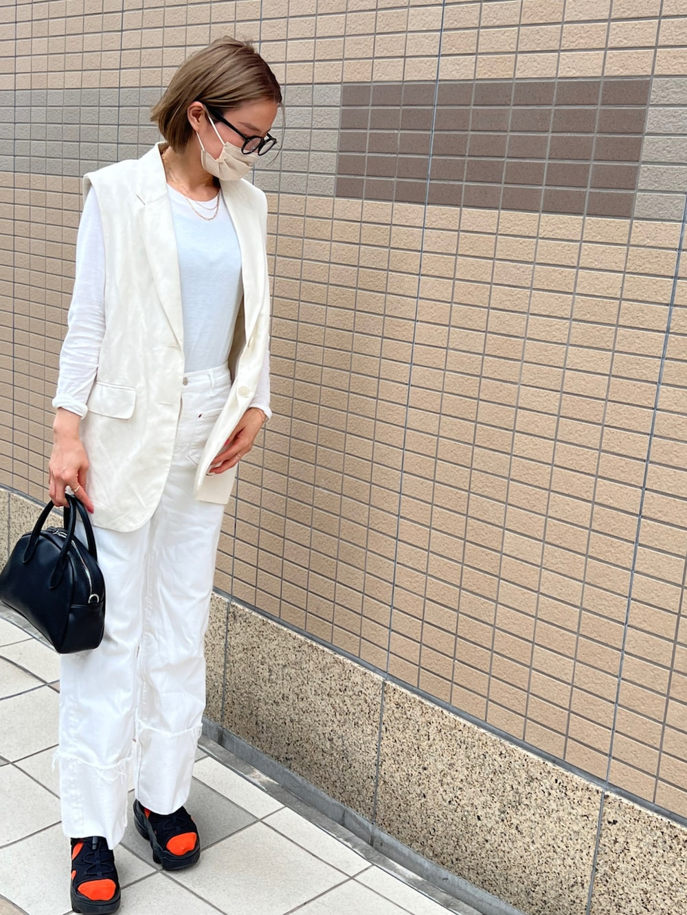 「大人カジュアル、カジュアルコーデ、今日のコーデ、おしゃれさんと繋がりたい、プチプラコーデ、低身長女子、ママファッション、エアマックスココ、ホワイト」｜「EFOLEの【EFOLE】フェイクレザー　ミニボストン　ショルダー　バッグ（ボストンバッグ、ブラック系）」を使った、aiさん（レディース・161cm）の春コーディネートの2枚目の写真
